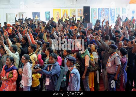 La foule s'acclame. Temple du groupe communautaire Hijra, Allahabad Kumgh Mela, le plus grand rassemblement religieux au monde, Uttar Pradesh, Inde Banque D'Images