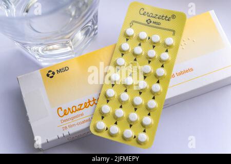 Cerazette Desogestrel boîte de comprimé de contraception, blister et un verre d'eau. IL S'AGIT D'UNE IMAGE, PAS DU PRODUIT. Banque D'Images