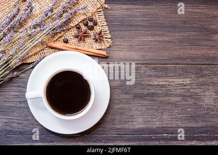 Tasse de café et fleur de lavande sur fond de table en bois foncé avec espace de copie Banque D'Images