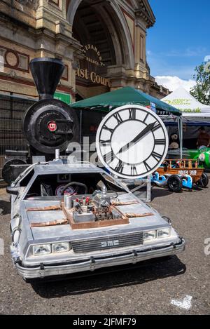 Soapbox concepts kart version de Back to the future DeLorean car au Red Bull Soapbox course 2022 à Alexandra Palace à Londres, Royaume-Uni. Banque D'Images