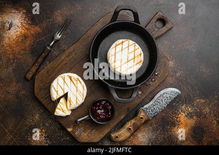 Fromage de chèvre grillé sur fond de table rustique sombre et ancien, plan de dessus Banque D'Images