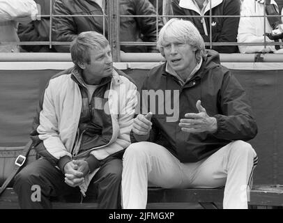 ARCHIVE PHOTO: Carlo THRAENHARDT sera 65 ans sur 5 juillet 2022, Carlo THRAENHARDT (droite), Allemagne, cavalier haut, High Jump, en conversation avec l'entraîneur national Dragan TANCIC, à la bataille de pays d'athlétisme BRD - États-Unis à Brême, 30 juin 1985, SW enregistrement. Banque D'Images