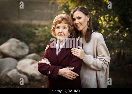 Belle fille métisse adulte helle maman caucasienne dans le parc en automne dehors Banque D'Images