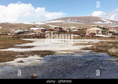 Maisons typiques de l'époque moderne et vieilles voitures soviétiques près du village de Tambovka à Frozen Lake Paravani, Javakheti, Géorgie Banque D'Images