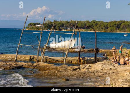 Bateaux suspendus de grues traditionnelles en bois à Savudrija, Croatie Banque D'Images