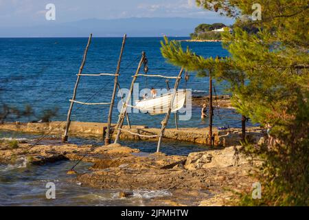 Bateaux suspendus de grues traditionnelles en bois à Savudrija, Croatie Banque D'Images