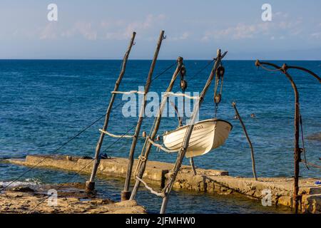 Bateaux suspendus de grues traditionnelles en bois à Savudrija, Croatie Banque D'Images