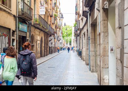 Rue étroite au milieu des bâtiments de la ville Banque D'Images