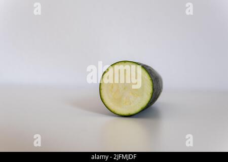 Courgettes en tranches devant un fond blanc Banque D'Images