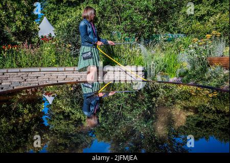 Londres, Royaume-Uni. 4th juillet 2022. Les derniers préparatifs pour le RHS Planet-friendly Garden conçu par Mark Gregory - le RHS Hampton court Palace Garden Festival 2022. Crédit : Guy Bell/Alay Live News Banque D'Images