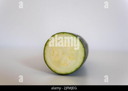 Courgettes en tranches devant un fond blanc Banque D'Images