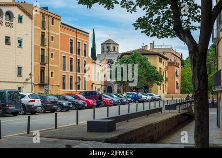 Rue étroite au milieu des bâtiments de la ville Banque D'Images