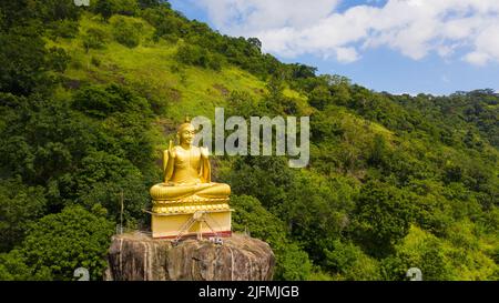 Statue de Bouddha sur une pente de colline près du temple du Rocher d'Aluvilièvre. Temple du Rocher d'Aluvihara, Matale Sri Lanka. Banque D'Images