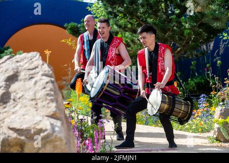 Londres, Royaume-Uni. 4 juillet 2022. Les batteurs Taiko se réalisent dans le jardin du mur, conçu par Matthew Childs. Aperçu de la presse au RHS Hampton court Palace Garden Festival. Le plus grand spectacle floral au monde comprend des jardins de designers inspirants, des conférences de célébrités, des démonstrations et des ateliers. Credit: Stephen Chung / Alamy Live News Banque D'Images