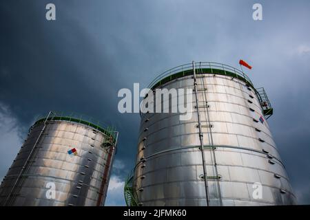 Industrie chimique stockage de réservoir ferme isolant le réservoir dans la tempête de nuages. Banque D'Images