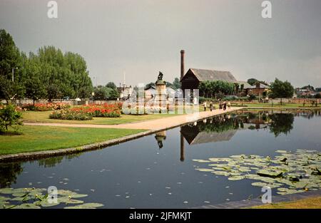 Sculpture commémorative Gower vue depuis Bancroft Basin, Stratford-upon-Avon, Warwickshire, Angleterre, Royaume-Uni en 1961 Banque D'Images