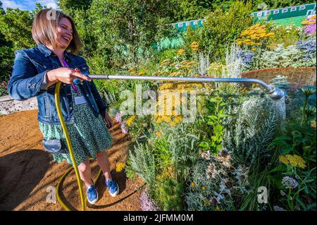 Londres, Royaume-Uni. 4th juillet 2022. Les derniers préparatifs pour le RHS Planet-friendly Garden conçu par Mark Gregory - le RHS Hampton court Palace Garden Festival 2022. Crédit : Guy Bell/Alay Live News Banque D'Images