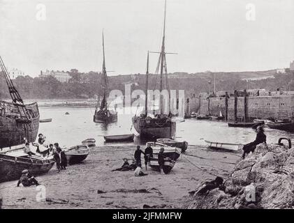 Tenby, Pembrokeshire, pays de Galles. Le port vu ici au 19th siècle. De la côte, un album de photos de photos du chef des lieux d'intérêt de la mer en Grande-Bretagne et en Irlande publié Londres, 1895, par George Newnes Limited. Banque D'Images