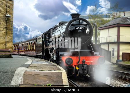 Le KWVR est une ligne de chemin de fer unique de 5 kilomètres située au cœur du West Yorkshire et fonctionnant à la vapeur et au diesel à travers le superbe Bavant Banque D'Images