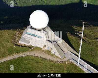 VUE AÉRIENNE. Radar d'aviation au Grand ballon, qui est le plus haut sommet (1423 mètres) du massif des Vosges. Haut-Rhin, Alsace, Grand est, France. Banque D'Images