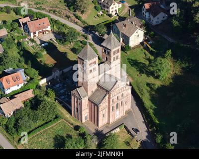 VUE AÉRIENNE. Abbaye médiévale isolée dans les montagnes des Vosges de l'est. Abbaye de Murbach, Haut-Rhin, Alsace, Grand est, France. Banque D'Images