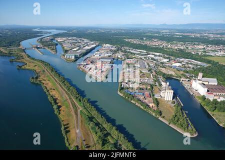 VUE AÉRIENNE. Le Port indépendant de Strasbourg le long du Canal d'Alsace. Bas-Rhin, Alsace, Grand est, France. Banque D'Images