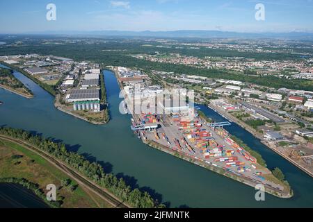 VUE AÉRIENNE. Le Port indépendant de Strasbourg le long du Canal d'Alsace. Bas-Rhin, Alsace, Grand est, France. Banque D'Images