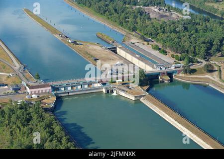 VUE AÉRIENNE. Centrale électrique et écluse sur le Canal d'Alsace. Strasbourg, Bas-Rhin, Alsace, Grand est, France. Banque D'Images