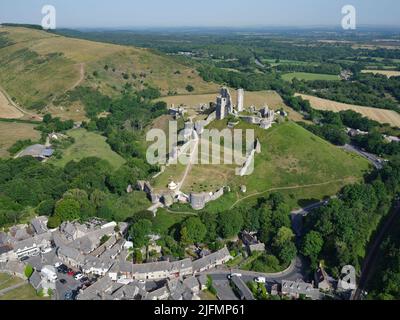 VUE AÉRIENNE. Château de Corfe à Dorset, Angleterre, Royaume-Uni. Banque D'Images