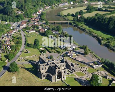 VUE AÉRIENNE. Ruines de l'abbaye de Tintern. Monbucshire, pays de Galles, Royaume-Uni. Banque D'Images