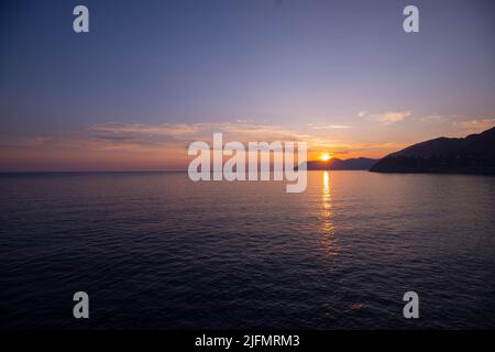 Coucher de soleil sur la mer Méditerranée à 5 Terre. Magnifique lever de soleil sur la mer. Banque D'Images