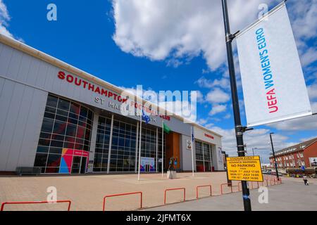 Southampton, Hampshire, Royaume-Uni. 4th juillet 2022. Vue générale à l'extérieur du stade St Mary's, stade du Southampton football Club qui accueille trois matchs de l'UEFA Women's Euro 2022 à partir du jeudi 7th juillet avec la Norvège et l'Irlande du Nord. La photo est une bannière de l'UEFA Women's Euro 2022 à l'extérieur du stade. Crédit photo : Graham Hunt/Alamy Live News Banque D'Images