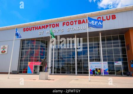 Southampton, Hampshire, Royaume-Uni. 4th juillet 2022. Vue générale à l'extérieur du stade St Mary's, stade du Southampton football Club qui accueille trois matchs de l'UEFA Women's Euro 2022 à partir du jeudi 7th juillet avec la Norvège et l'Irlande du Nord. Sur la photo, un drapeau de l'UEFA survole l'entrée principale du stade. Crédit photo : Graham Hunt/Alamy Live News Banque D'Images