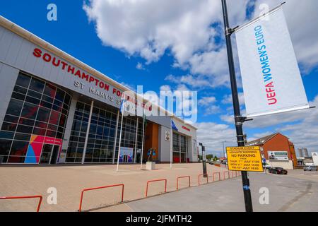 Southampton, Hampshire, Royaume-Uni. 4th juillet 2022. Vue générale à l'extérieur du stade St Mary's, stade du Southampton football Club qui accueille trois matchs de l'UEFA Women's Euro 2022 à partir du jeudi 7th juillet avec la Norvège et l'Irlande du Nord. La photo est une bannière de l'UEFA Women's Euro 2022 à l'extérieur du stade. Crédit photo : Graham Hunt/Alamy Live News Banque D'Images