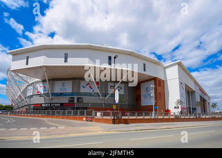 Southampton, Hampshire, Royaume-Uni. 4th juillet 2022. Vue générale à l'extérieur du stade St Mary's, stade du Southampton football Club qui accueille trois matchs de l'UEFA Women's Euro 2022 à partir du jeudi 7th juillet avec la Norvège et l'Irlande du Nord. Crédit photo : Graham Hunt/Alamy Live News Banque D'Images