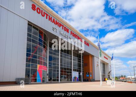 Southampton, Hampshire, Royaume-Uni. 4th juillet 2022. Vue générale à l'extérieur du stade St Mary's, stade du Southampton football Club qui accueille trois matchs de l'UEFA Women's Euro 2022 à partir du jeudi 7th juillet avec la Norvège et l'Irlande du Nord. Crédit photo : Graham Hunt/Alamy Live News Banque D'Images