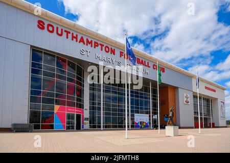 Southampton, Hampshire, Royaume-Uni. 4th juillet 2022. Vue générale à l'extérieur du stade St Mary's, stade du Southampton football Club qui accueille trois matchs de l'UEFA Women's Euro 2022 à partir du jeudi 7th juillet avec la Norvège et l'Irlande du Nord. Crédit photo : Graham Hunt/Alamy Live News Banque D'Images