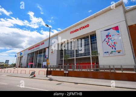 Southampton, Hampshire, Royaume-Uni. 4th juillet 2022. Vue générale à l'extérieur du stade St Mary's, stade du Southampton football Club qui accueille trois matchs de l'UEFA Women's Euro 2022 à partir du jeudi 7th juillet avec la Norvège et l'Irlande du Nord. Crédit photo : Graham Hunt/Alamy Live News Banque D'Images