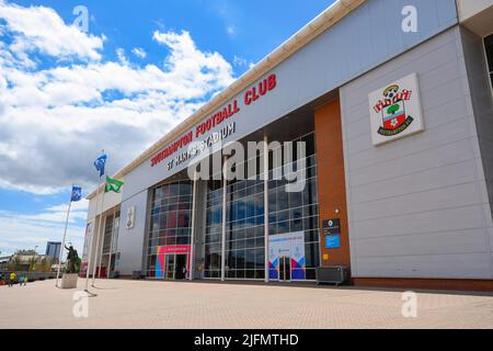 Southampton, Hampshire, Royaume-Uni. 4th juillet 2022. Vue générale à l'extérieur du stade St Mary's, stade du Southampton football Club qui accueille trois matchs de l'UEFA Women's Euro 2022 à partir du jeudi 7th juillet avec la Norvège et l'Irlande du Nord. Crédit photo : Graham Hunt/Alamy Live News Banque D'Images