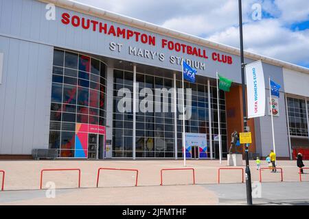 Southampton, Hampshire, Royaume-Uni. 4th juillet 2022. Vue générale à l'extérieur du stade St Mary's, stade du Southampton football Club qui accueille trois matchs de l'UEFA Women's Euro 2022 à partir du jeudi 7th juillet avec la Norvège et l'Irlande du Nord. Crédit photo : Graham Hunt/Alamy Live News Banque D'Images