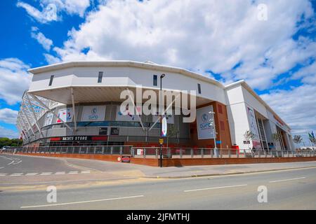 Southampton, Hampshire, Royaume-Uni. 4th juillet 2022. Vue générale à l'extérieur du stade St Mary's, stade du Southampton football Club qui accueille trois matchs de l'UEFA Women's Euro 2022 à partir du jeudi 7th juillet avec la Norvège et l'Irlande du Nord. Crédit photo : Graham Hunt/Alamy Live News Banque D'Images