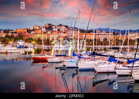 La Spezia, ville d'Italie depuis le crépuscule du port. Banque D'Images