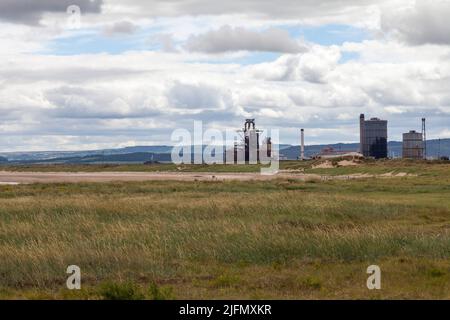 Ancien haut-fourneau SSI, vue de la gare du Sud à Redcar, Angleterre, Royaume-Uni, avec de l'herbe en premier plan Banque D'Images