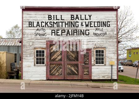 Extérieur de l'historique atelier de réparation Bill Bally Blacksmiting & Welding de 1911 à Grand Marais, Minnesota Banque D'Images