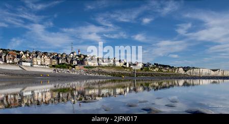 Ault Onival, plage au coucher de soleil. Banque D'Images