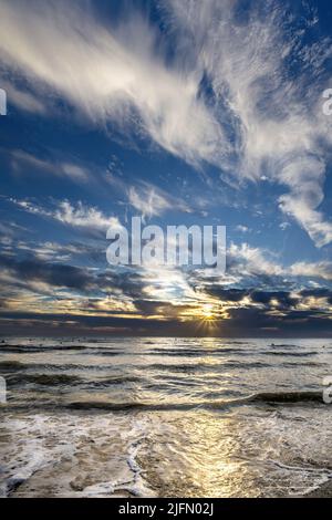 Ault Onival, plage au coucher de soleil. Banque D'Images