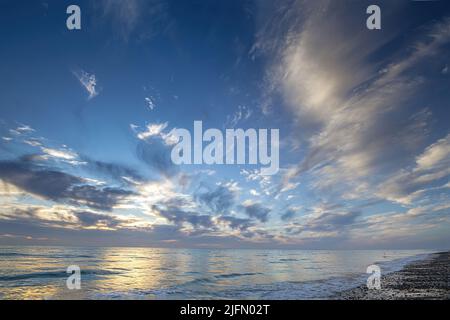 Ault Onival, plage au coucher de soleil. Banque D'Images