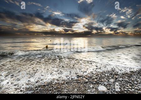 Ault Onival, plage au coucher de soleil. Banque D'Images