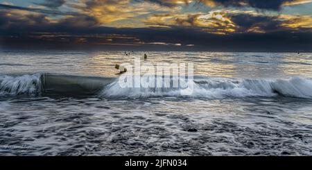 Ault Onival, plage au coucher de soleil. Banque D'Images