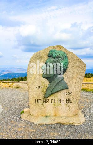 Basse-Saxe Allemagne 12. Septembre 2010 Heinrich Heine pierre bloc au paysage vue panoramique sur le sommet de la montagne Brocken dans les montagnes Harz Banque D'Images